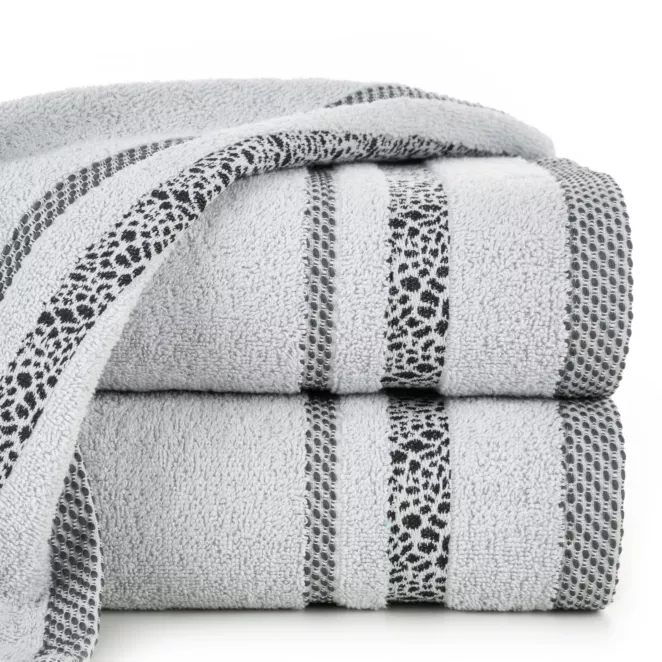 Ręcznik TESSA z bordiurą w cętki inspirowany dziką naturą