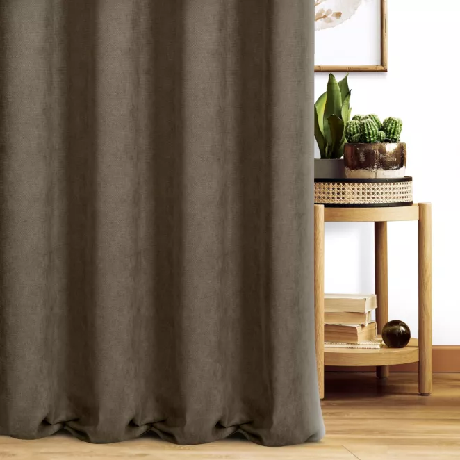 Zasłona szyta na taśmie 5 cm jasnobrązowa z miękkiej tkaniny o welurowej strukturze