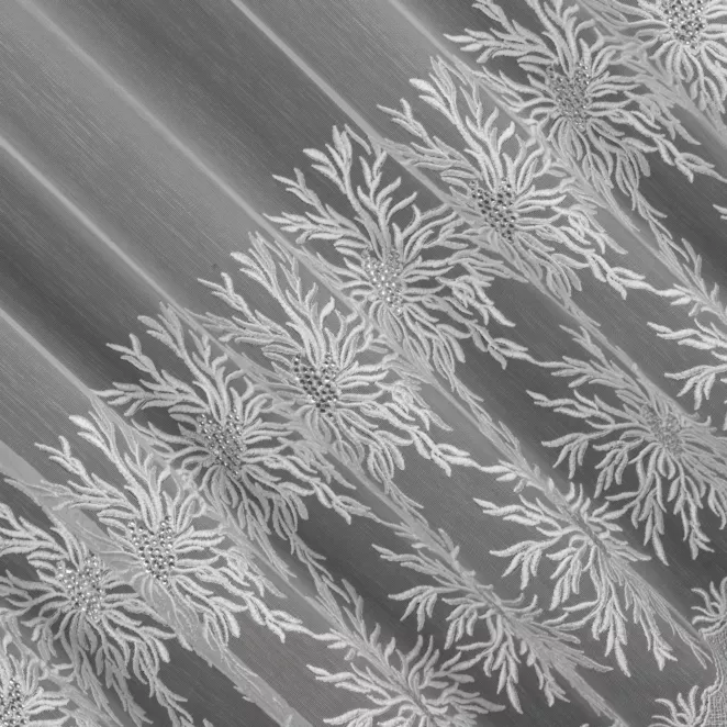 M226/1 Firana szyta na taśmie 5 cm biała z kwiatowym, dwukolorowym haftem z delikatnym efektem deszczyku, zdobiona kryształkami Italissima Eva Minge