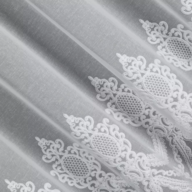 L170/1 Firana szyta na taśmie 5 cm biała z etaminy zdobionej eleganckim haftem