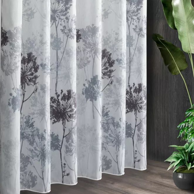 Tkanina firanowa matowy batyst, z malarskim kwiatowym nadrukiem, półtransparentny, wykończony obciążnikiem