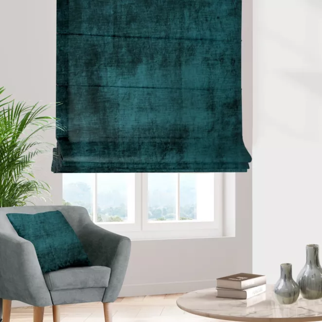 Roleta rzymska SAFARI 1 ciemnoturkusowa z miękkiej welwetowej tkaniny z połyskiem i poziomym prążkiem