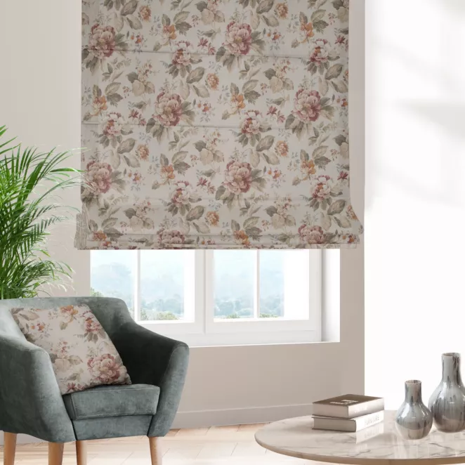 Roleta rzymska kremowo ceglasta z tkaniny z dodatkiem bawełny i nici metalicznej, o wzorze w kwiaty, zawiera 20% bawełny