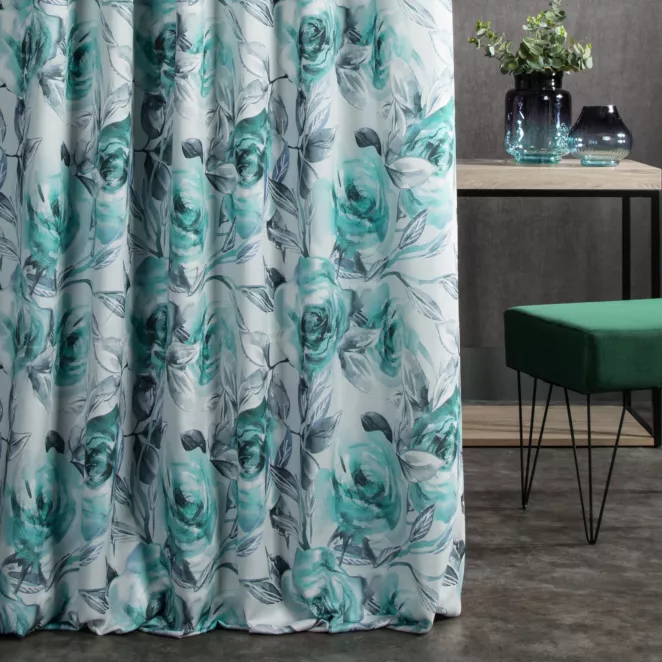 Zasłona szyta na taśmie 5 cm ORIANA biało jasnoturkusowa z tkaniny o naturalnym splocie w malarski kwiatowy wzór