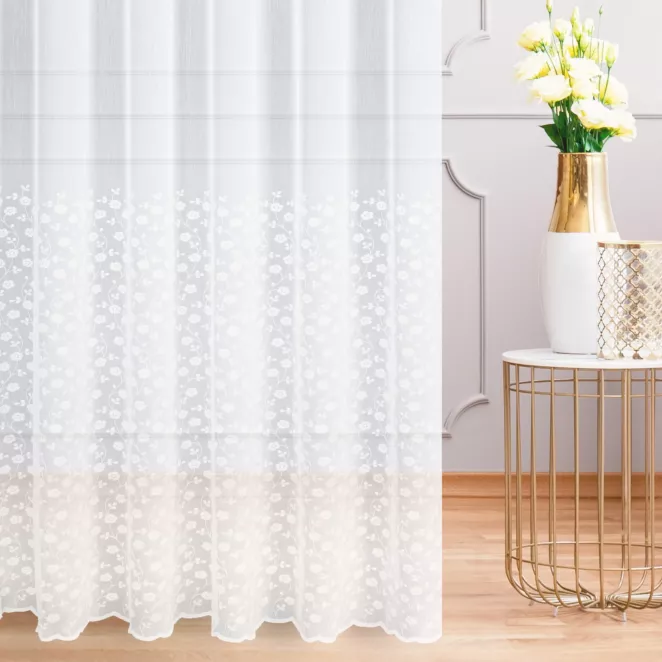 Firana szyta na taśmie 5 cm biała z tkaniny typu batyst zdobionej roślinnym haftem