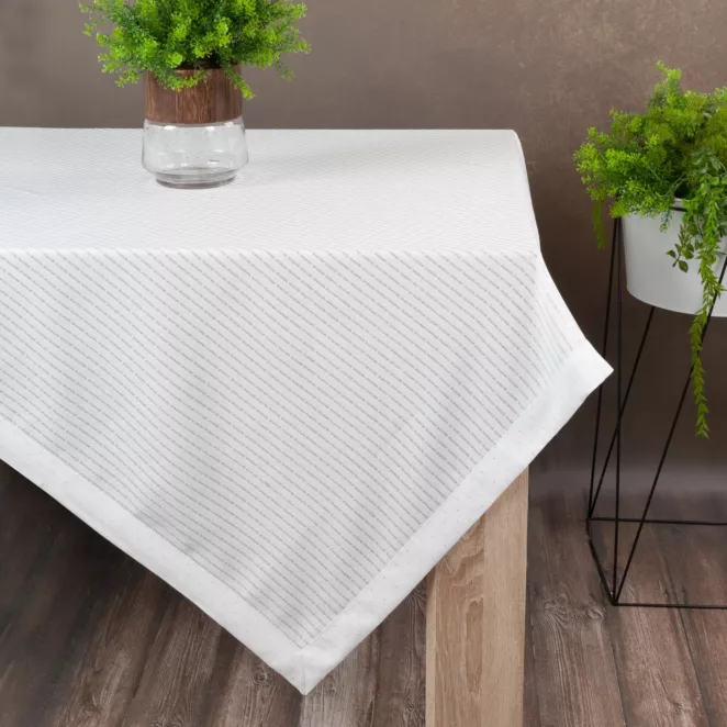 Obrus biały 140x240 cm ELIZA zdobiony srebrną błyszczącą nicią z elegancką listwą