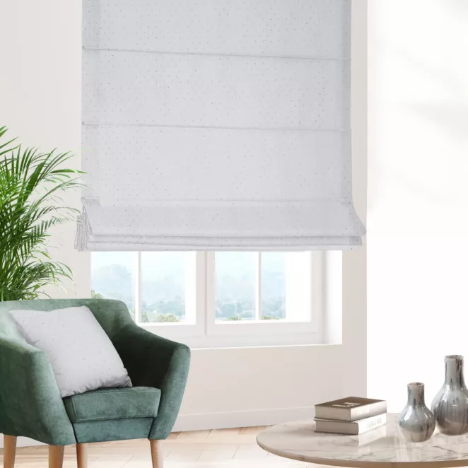 Roleta rzymska biało srebrna z gładkiej tkaniny przeplatanej błyszczącą lureksową nicią o wzorze w kropki