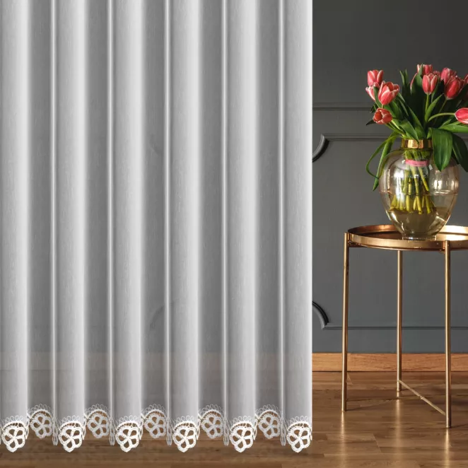 Firana szyta na taśmie 5 cm biała z delikatnej tkaniny z efektem deszczyku zdobionej kordonkową aplikacją