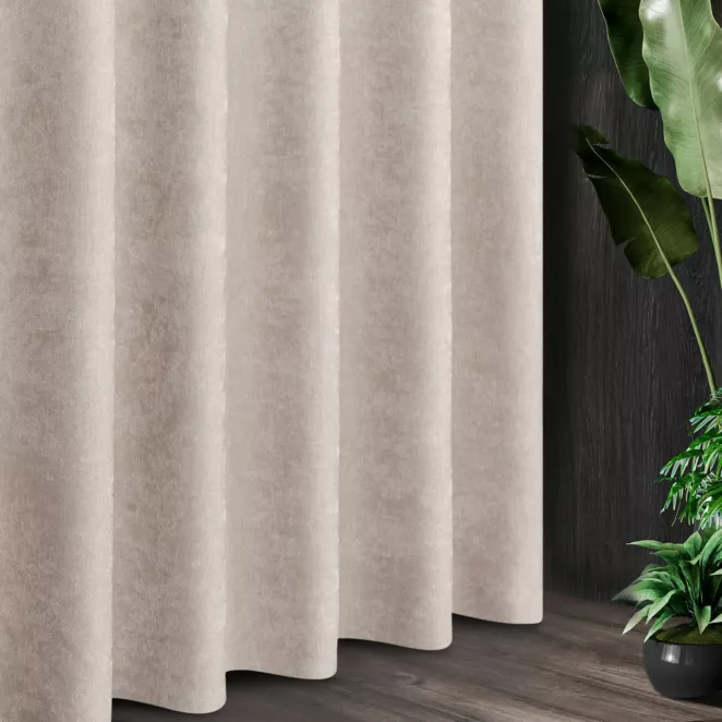 Tkanina zasłonowa szenilowa z strukturalnym splotem i efektem przecierki z kolekcji Pierre Cardin