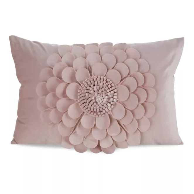 Poszewka na poduszkę 30 x 50 cm z welwetu kolor pudrowy zdobiona trójwymiarowym motywem kwiatu FLORES 2