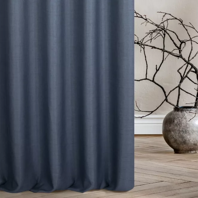 Zasłona szyta na taśmie 5 cm ciemnoniebieska z tkaniny w stylu eko o naturalnym splocie