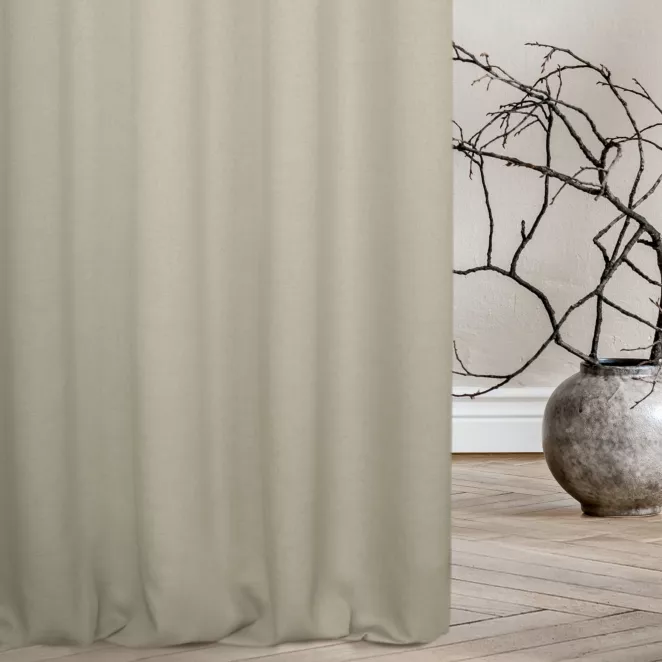 Zasłona szyta na taśmie 5 cm jasnobeżowa z tkaniny w stylu eko o naturalnym splocie