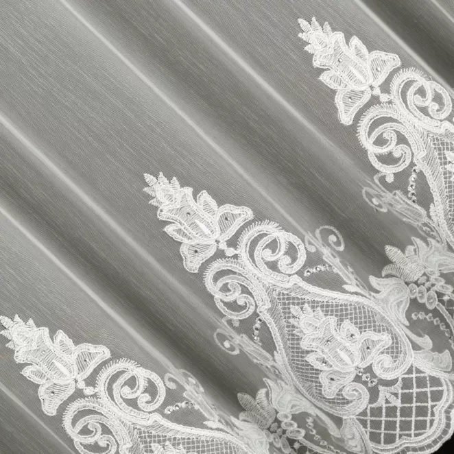 M230/2 Firana szyta na taśmie 5 cm kremowa z łańcuszkowym haftem na tkaninie typu ADEN z delikatnym efektem deszczyku, zdobiona kryształkami Italissima Eva Minge