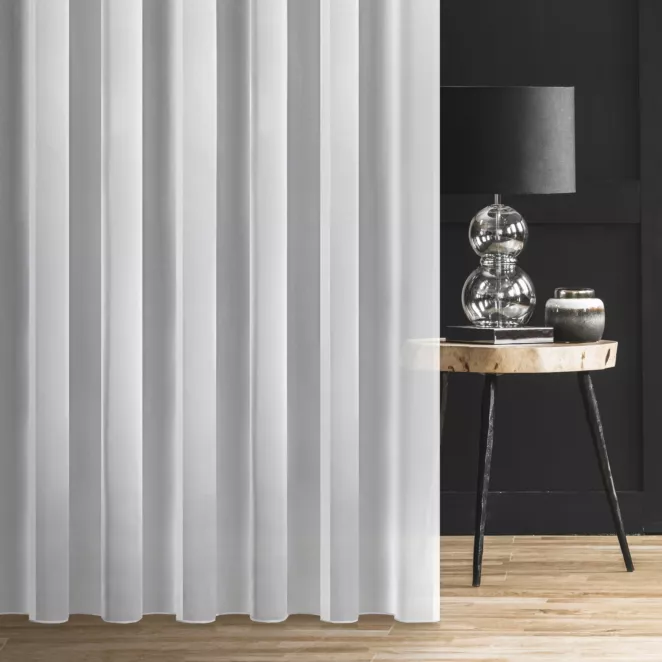 Firana szyta na taśmie 5 cm SAMANTHA biała z półprzezroczystej tkaniny o perłowym połysku, wykończona obciążnikiem