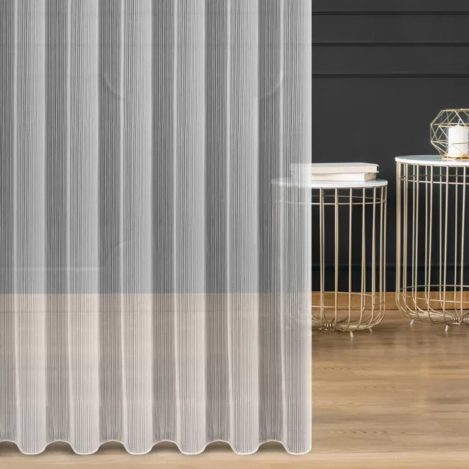 Firana szyta na flexach biała z drobnej siatki w pionowe prążki, wykończona obciążnikiem