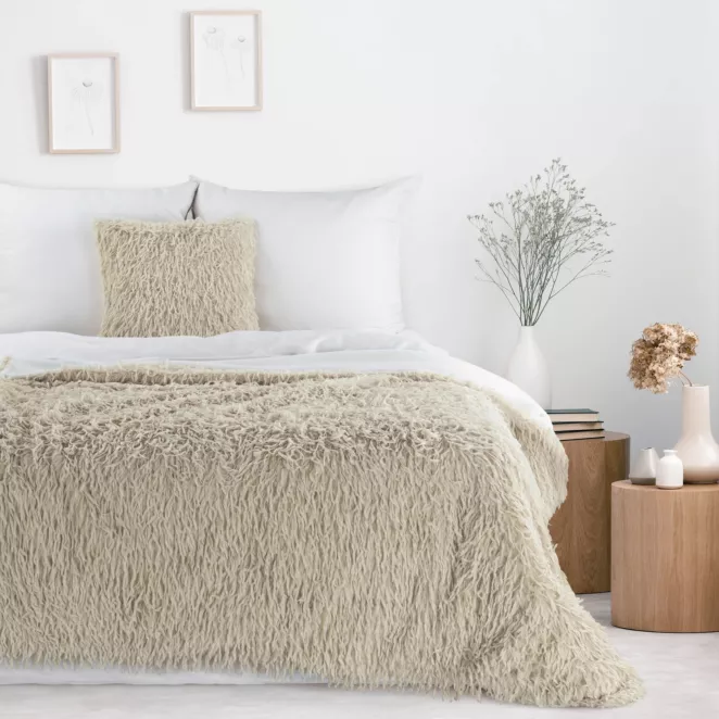 Koc z przyjemnego futerka 130x170 cm beżowy ADORE