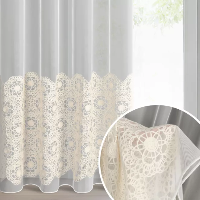 Firana beżowa z tkaniny typu peru zdobiona aplikacją 140x250 cm przelotka - LIZA