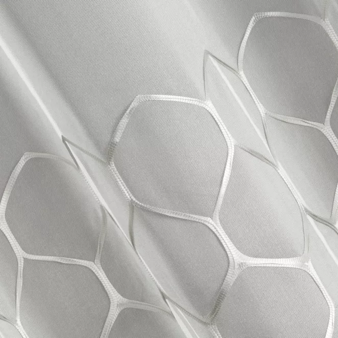 M140/2 Firana szyta na taśmie 5 cm LATINA biało popielata z delikatnej tkaniny z naszytym tasiemkowym wzorem Italissima Eva Minge