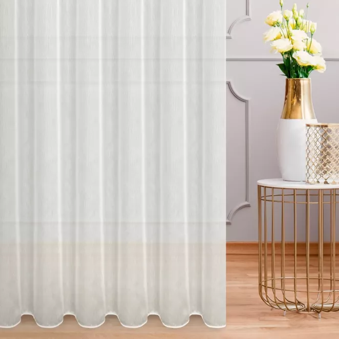 Tkanina firanowa pokryta delikatnym strukturalnym, fantazyjnym wzorem wykończona obciążnikiem