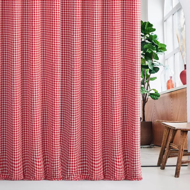 Zasłona szyta na taśmie 5 cm czerwono biała z delikatnej tkaniny w kratkę