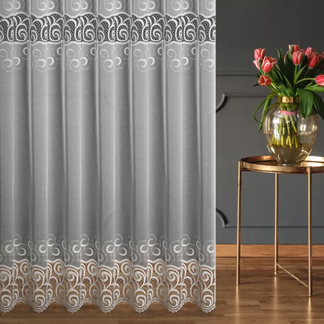 Firana szyta na taśmie 5 cm biała z matowej markizety zdobionej dwoma pasami aplikacji