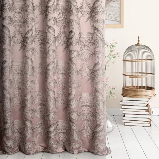 Zasłona szyta na taśmie 5 cm pudrowo różowa z miękkiej szlachetnej tkaniny z oryginalnym wzorem
