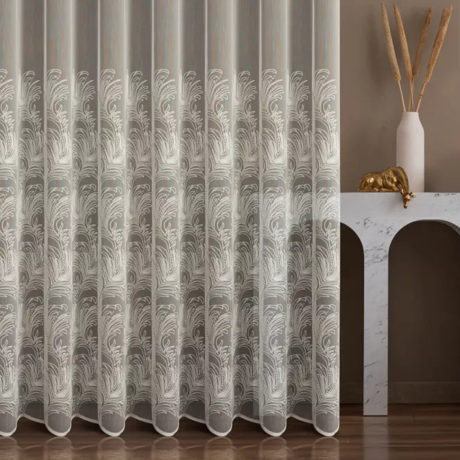 Firana szyta na taśmie 5 cm naturalna z tkaniny z efektem deszczyku zdobionej fantazyjnym haftem