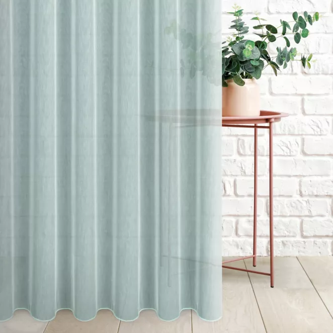 Tkanina firanowa gładka, z delikatnym deszczykiem, wykończona obciążnikiem