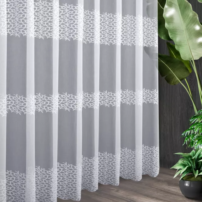 Tkanina firanowa typu aden z trzema pasami roślinnego haftu