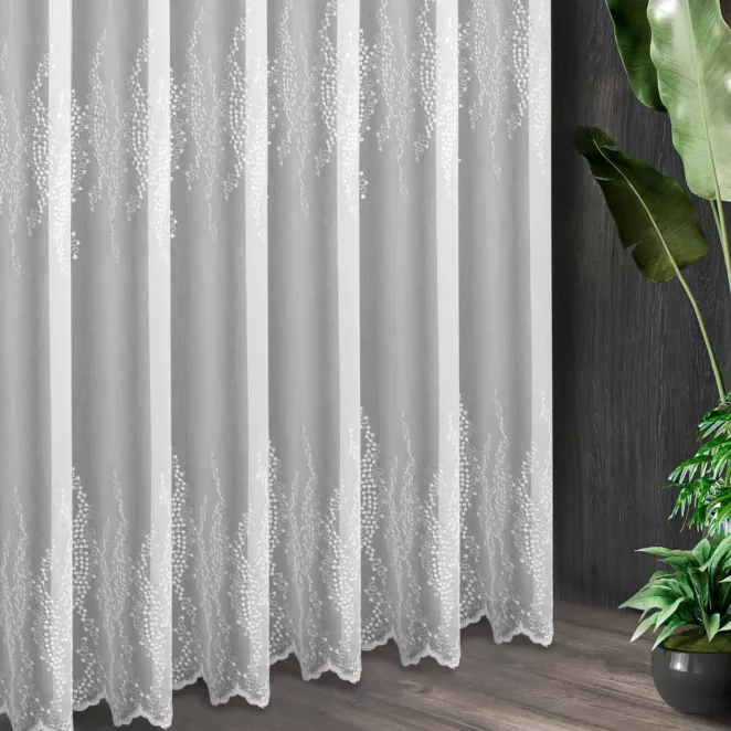 Tkanina firanowa, matowa zdobiona haftem z cekinami