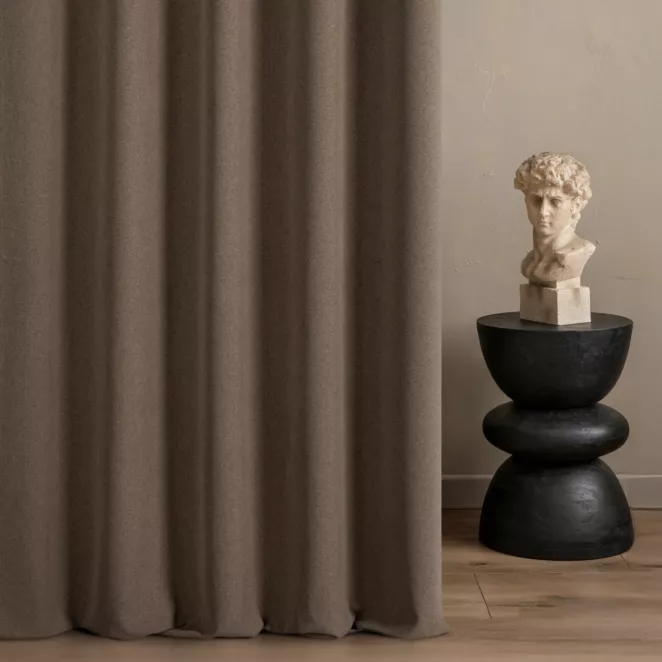 Zasłona szyta na taśmie 5 cm brązowa z gładkiej jednokolorowej tkaniny o jodełkowym splocie