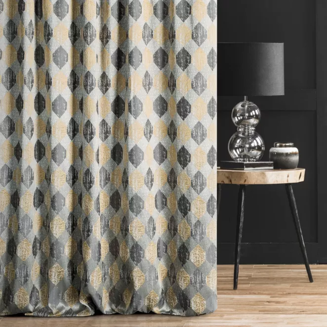 Zasłona szyta na taśmie 5 cm NEVIA srebrno złota z ekskluzywnej połyskującej tkaniny o geometrycznym wzorze Italissima Eva Minge