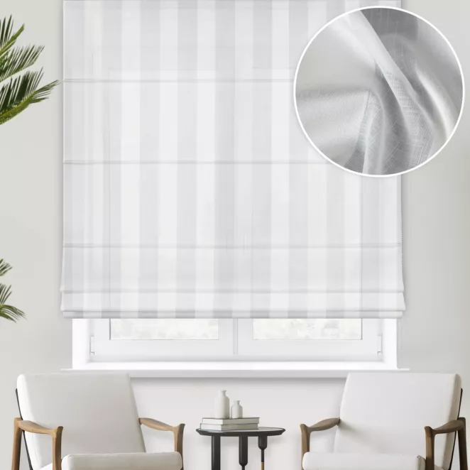 Roleta rzymska naturalna z matowej tkaniny w połyskujace pionowe pasy, wykończona obciążnikiem