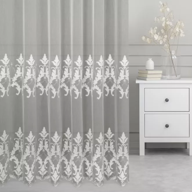 Firana szyta na flexach naturalna z matowej tkaniny ADEN ozdobionej szenilowym haftem ornamentowym Pierre Cardin