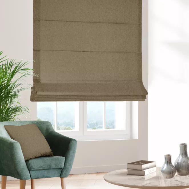 Roleta rzymska ciemnobrązowa z tkaniny o naturalnym splocie w stylu eko