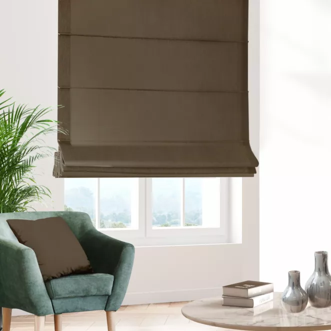 Roleta rzymska STYLE jasnobrązowa o naturalnym charakterze, z widocznym, ozdobnym splotem