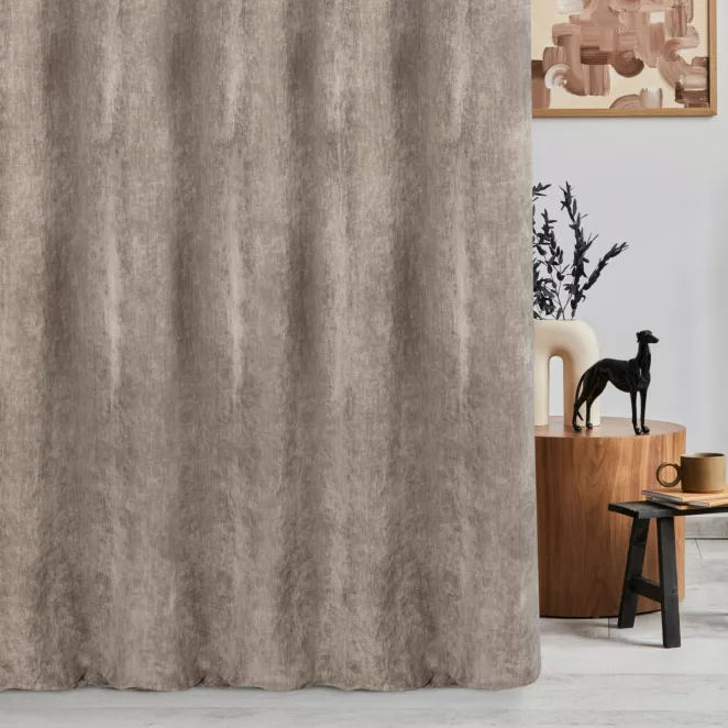 Zasłona szyta na taśmie 5 cm beżowa z tkaniny o szenilowej strukturze