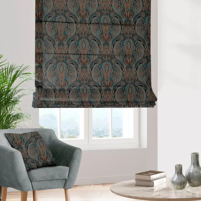 Roleta rzymska turkusowo miedziana z miękkiej w dotyku tkaniny, z fantazyjnym wzorem ornamentowym