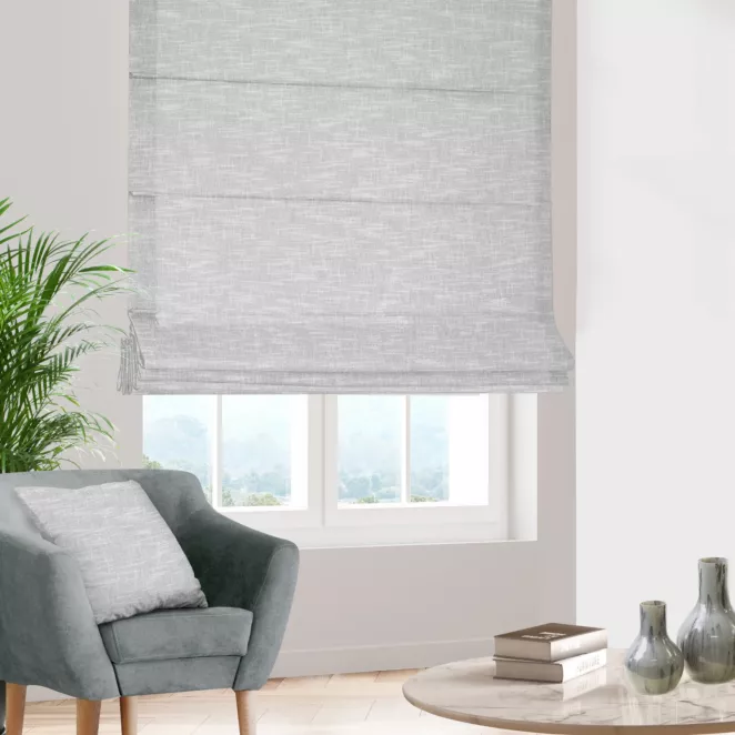 Roleta rzymska biała z matowej luźnotkanej tkaniny z efektem melanżu, wykończona obciążnikiem