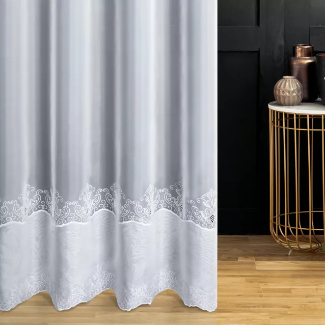 Firana szyta na taśmie 5 cm biała z woalu ozdobionego podwinięciem z ażurowym haftem
