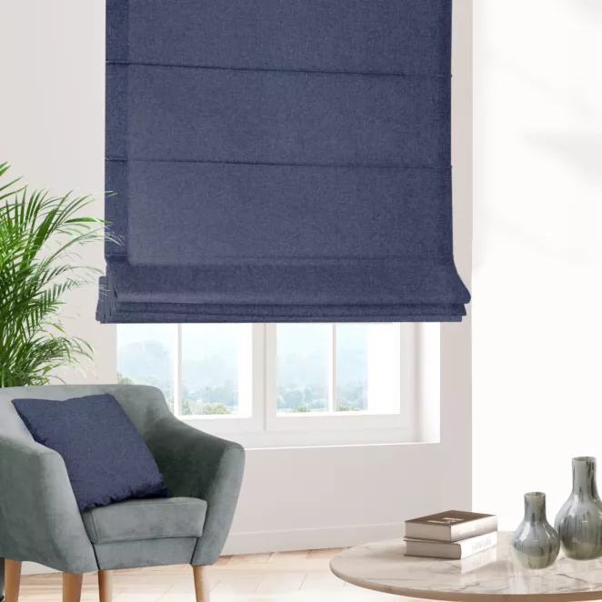 Roleta rzymska granatowa z tkaniny trudnopalnej, zaciemniającej, typu blackout z efektem melanżu