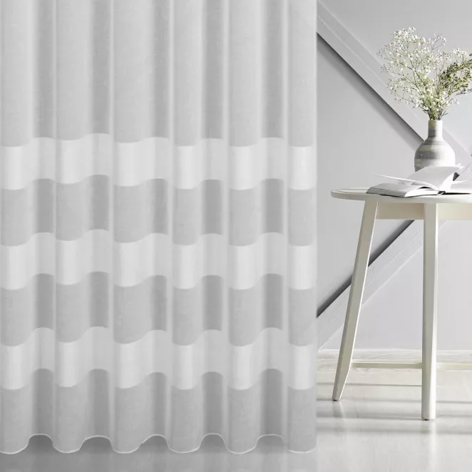 Firana szyta na taśmie 5 cm biała z etaminy zdobionej poziomymi pasami, wykończona obciążnikiem Italissima Eva Minge