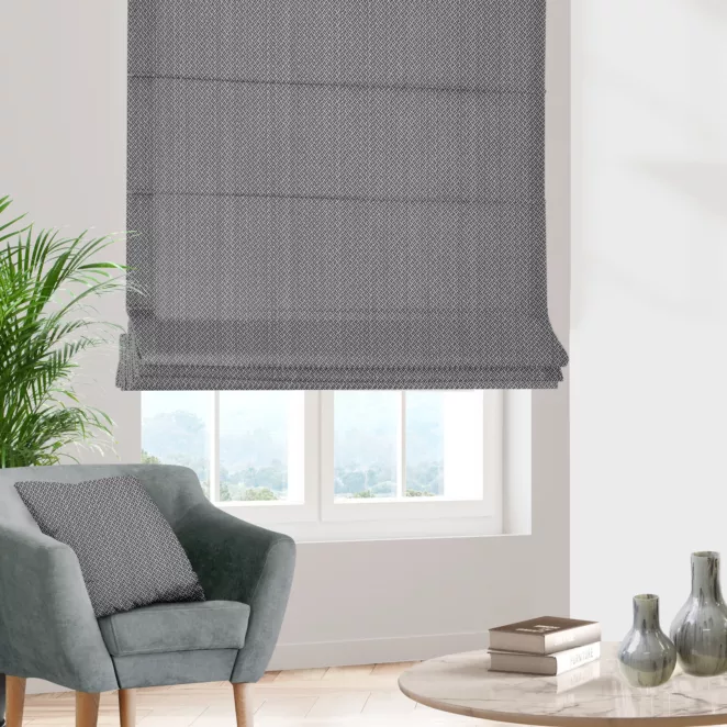 Roleta rzymska popielata z tkaniny w drobny dwukolorowy przeplatany wzór