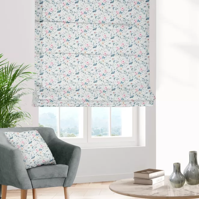 Roleta rzymska jasnokremowo turkusowa z tkaniny o naturalnym splocie z nadrukowanym kwiatowym wzorem