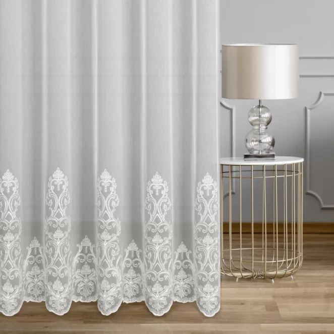 Firana szyta na taśmie 5 cm biało srebrna z matowej, delikatnej tkaniny ADEN haftowanej w dwukolorowy, ornamentowy wzór