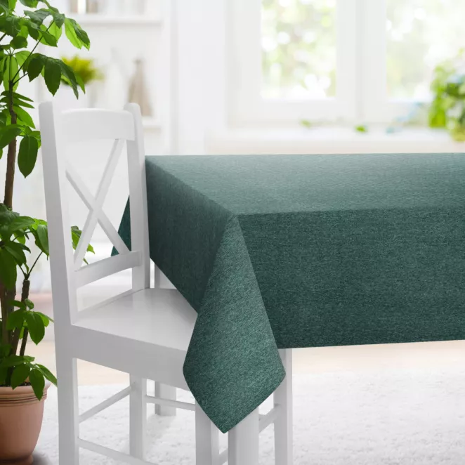 Obrus szyty ciemnozielony z tkaniny z dodatkiem połyskującej nici, z widocznym ozdobnym splotem