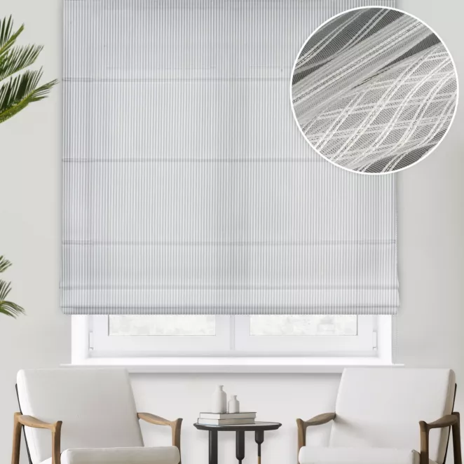 Roleta rzymska biało jasnozłota tkanina w cienkie pionowe pasy, zdobione połyskującą nicią w złotym kolorze, wykończona obciążnikiem