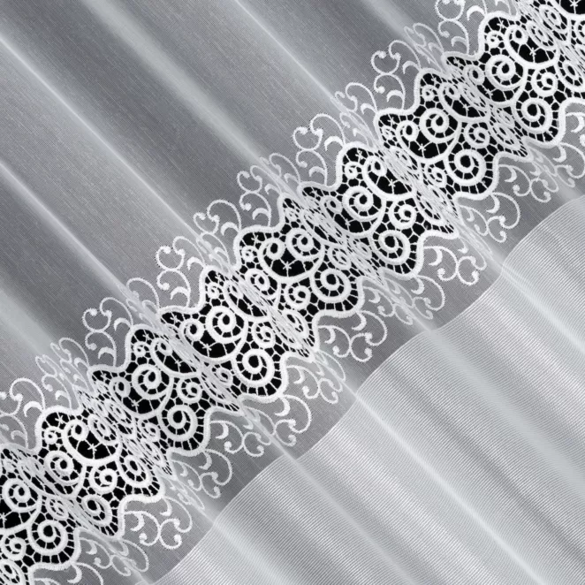 L167/2 Firana szyta na taśmie 5 cm biała z matowej etaminy zdobionej aplikacją i szerokim plecionym pasem