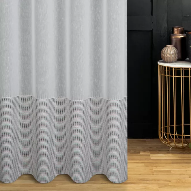 Firana szyta na taśmie 5 cm naturalno beżowa z matowej etaminy ozdobionej szerokim ażurowym pasem, wykończona obciążnikiem