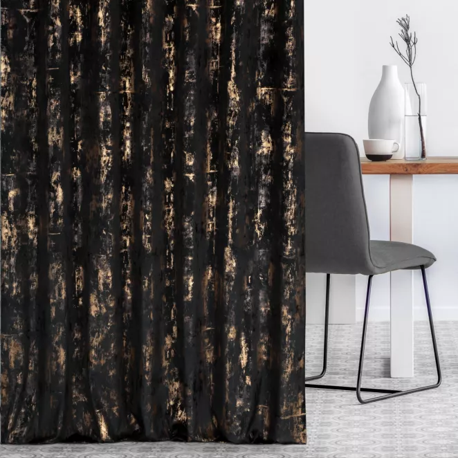 Zasłona szyta na taśmie 5 cm czarno złocista z tkaniny welwetowej zdobionej połyskującym drukiem